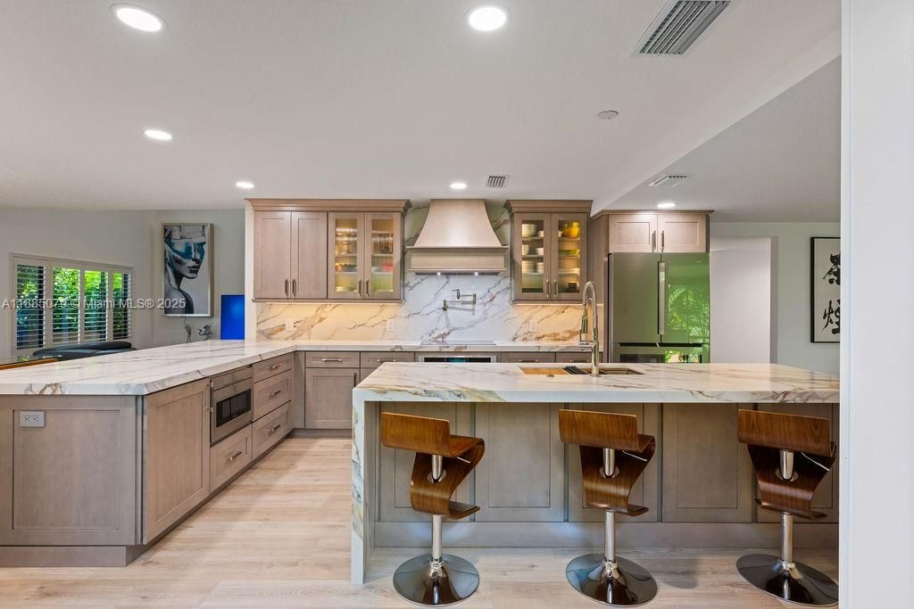 En Venta: $1,095,000 (3 camas, 2 baños, 2590 Pies cuadrados)