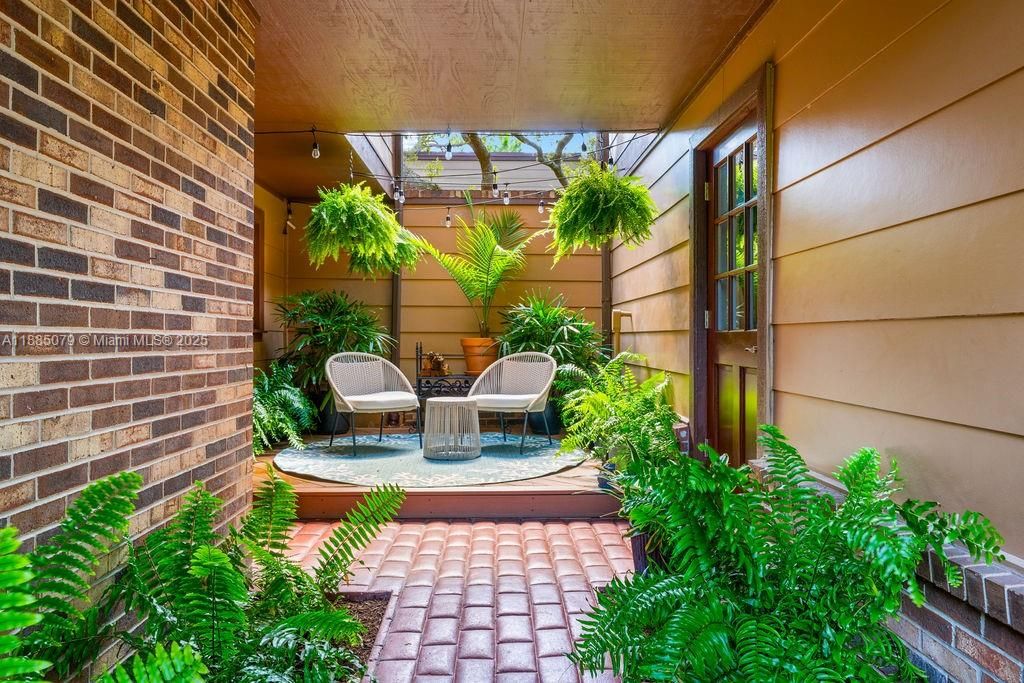 En Venta: $1,095,000 (3 camas, 2 baños, 2590 Pies cuadrados)