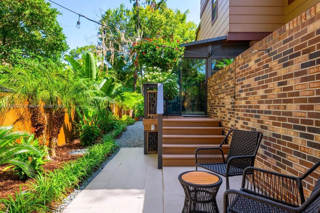 En Venta: $1,095,000 (3 camas, 2 baños, 2590 Pies cuadrados)