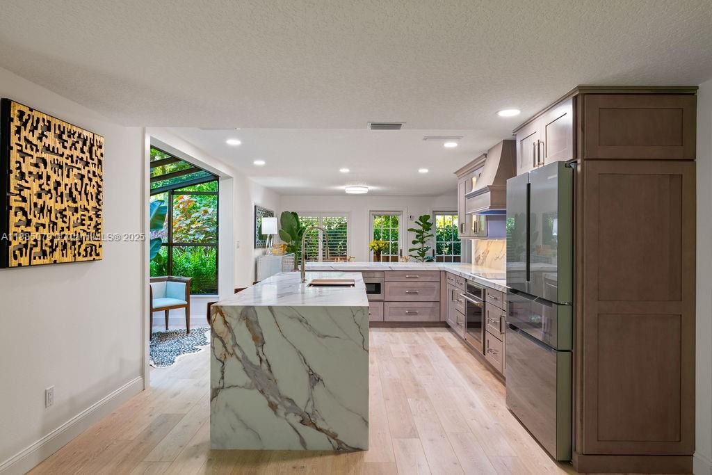 En Venta: $1,095,000 (3 camas, 2 baños, 2590 Pies cuadrados)