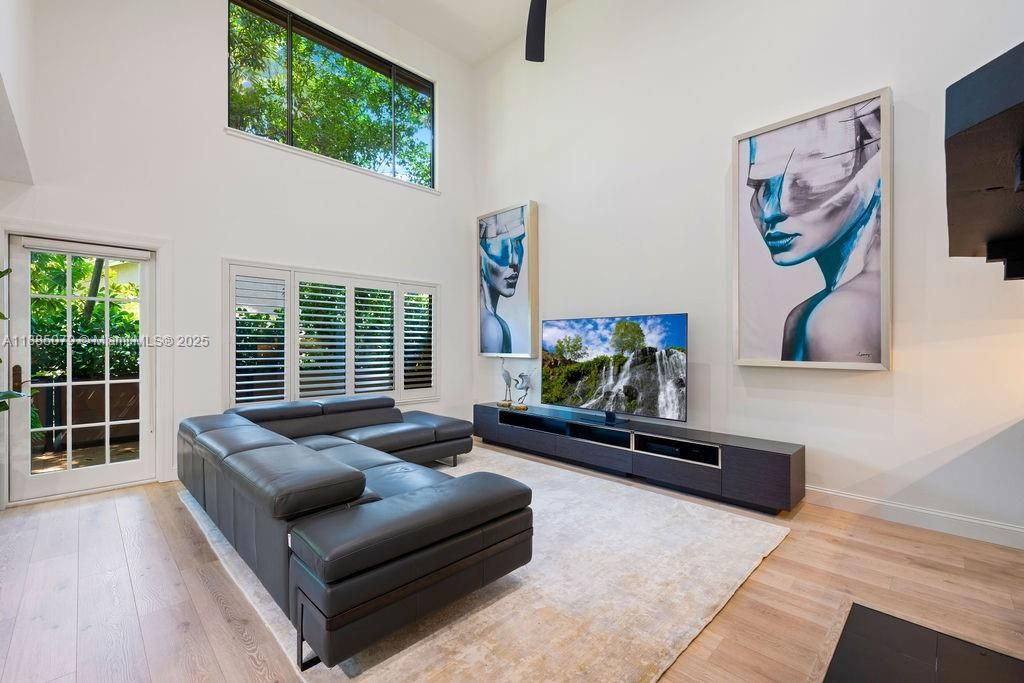 En Venta: $1,095,000 (3 camas, 2 baños, 2590 Pies cuadrados)