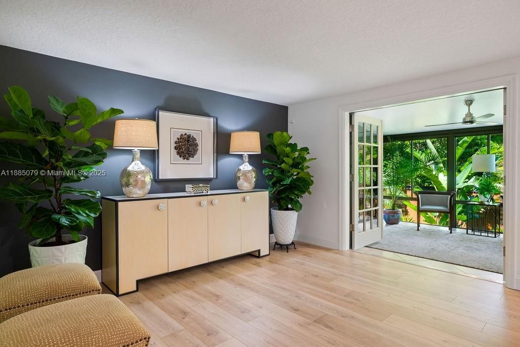Large sitting area in the kitchen