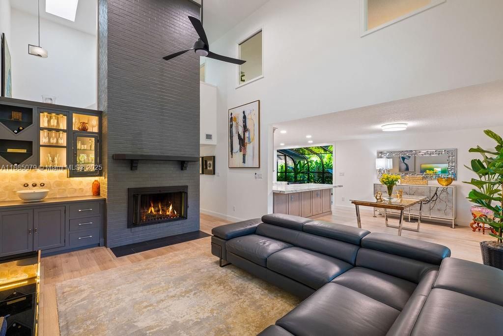 En Venta: $1,095,000 (3 camas, 2 baños, 2590 Pies cuadrados)