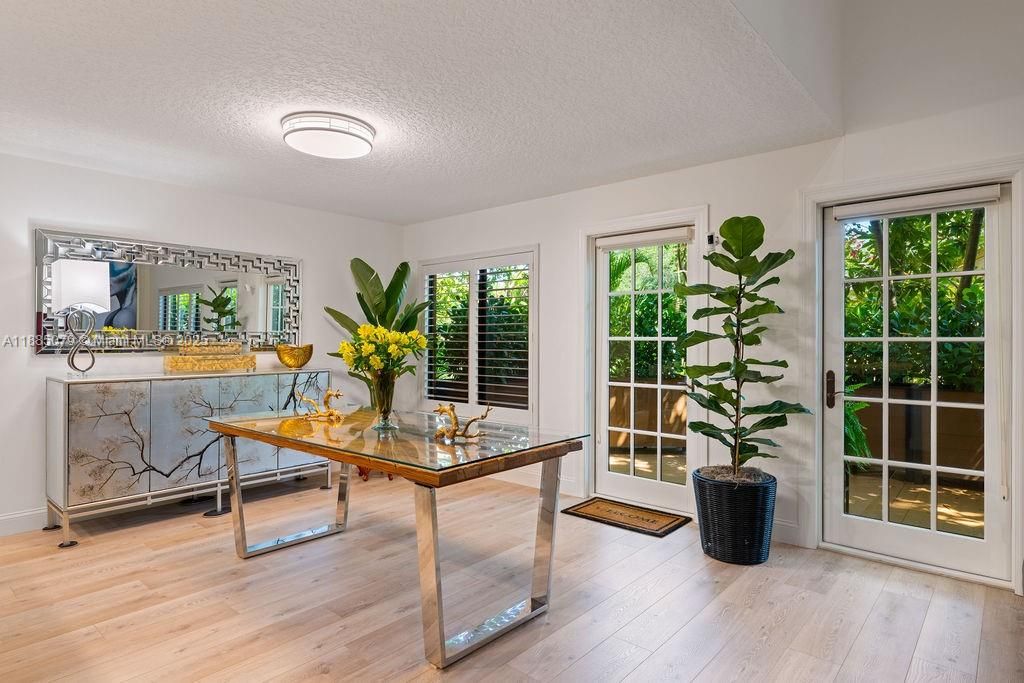 En Venta: $1,095,000 (3 camas, 2 baños, 2590 Pies cuadrados)