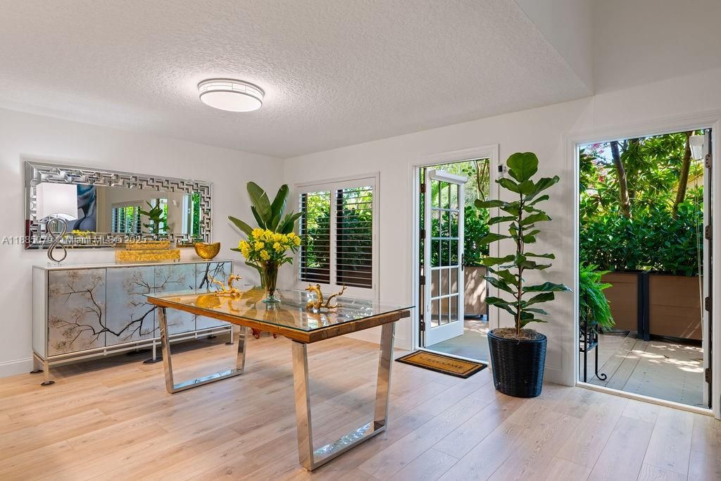 En Venta: $1,095,000 (3 camas, 2 baños, 2590 Pies cuadrados)