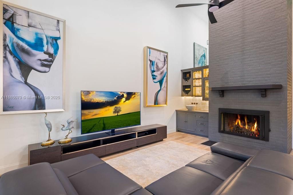 En Venta: $1,095,000 (3 camas, 2 baños, 2590 Pies cuadrados)