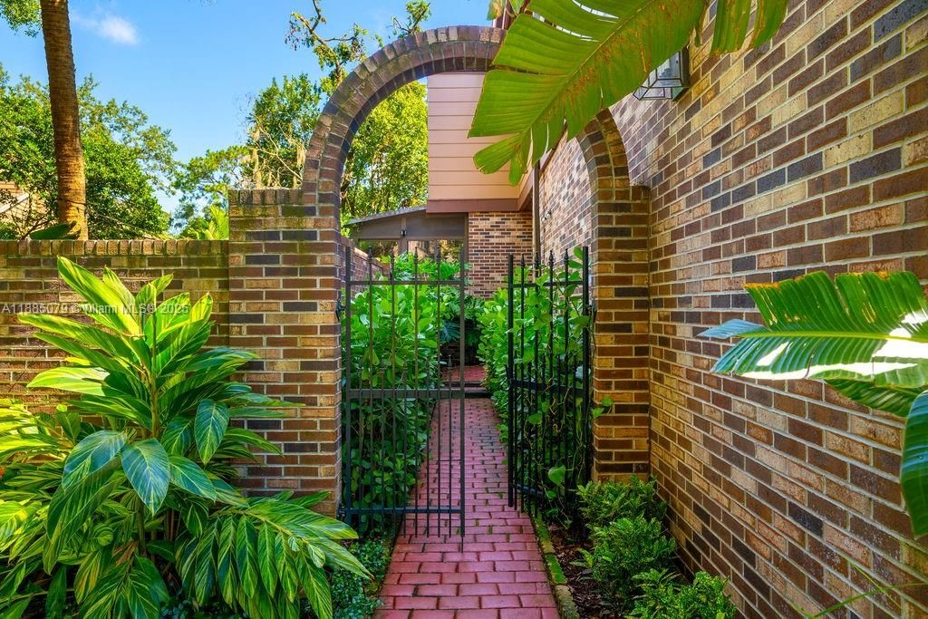 En Venta: $1,095,000 (3 camas, 2 baños, 2590 Pies cuadrados)