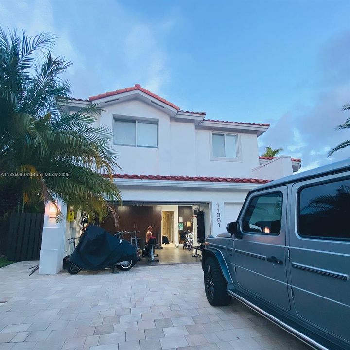 Active With Contract: $1,425,000 (4 beds, 3 baths, 3162 Square Feet)