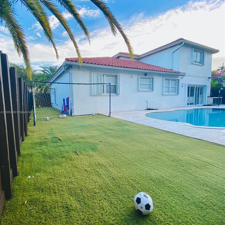 Active With Contract: $1,425,000 (4 beds, 3 baths, 3162 Square Feet)