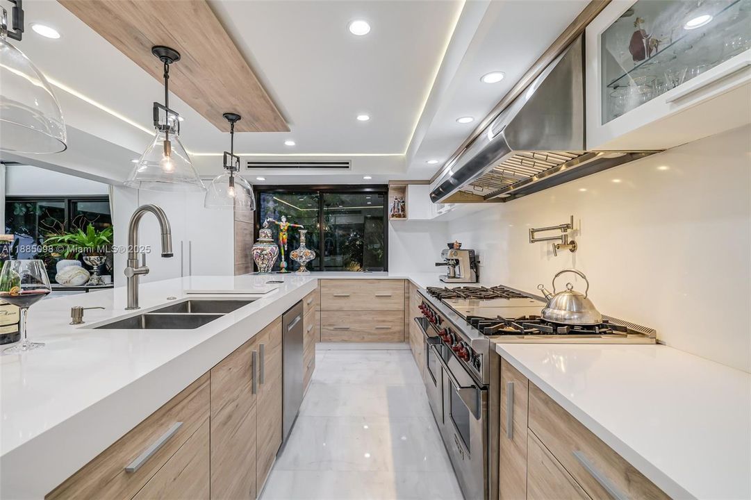 待售: $3,800,000 (4 贝兹, 4 浴室, 2466 平方英尺)