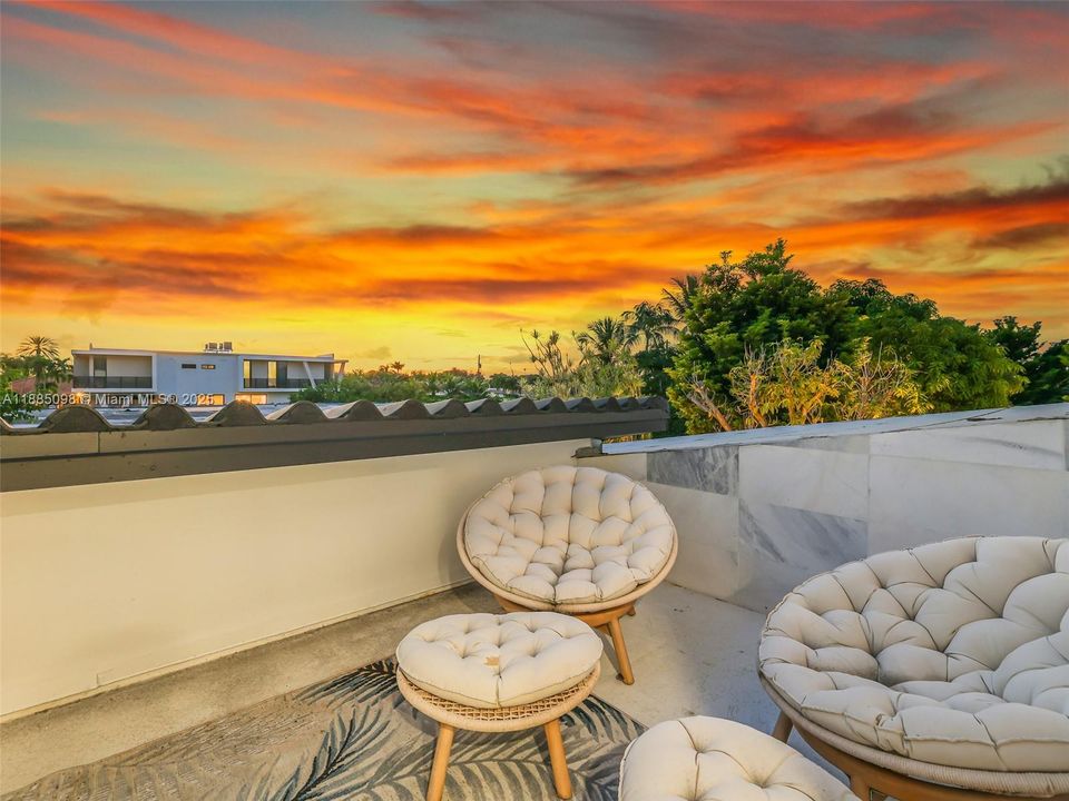 待售: $3,800,000 (4 贝兹, 4 浴室, 2466 平方英尺)