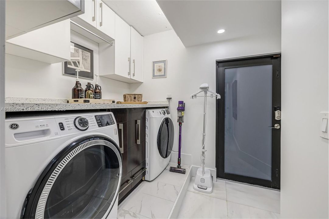 待售: $3,800,000 (4 贝兹, 4 浴室, 2466 平方英尺)