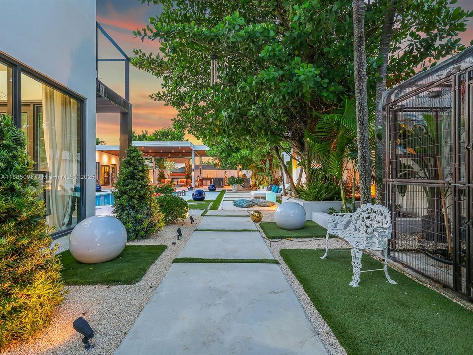 待售: $3,800,000 (4 贝兹, 4 浴室, 2466 平方英尺)