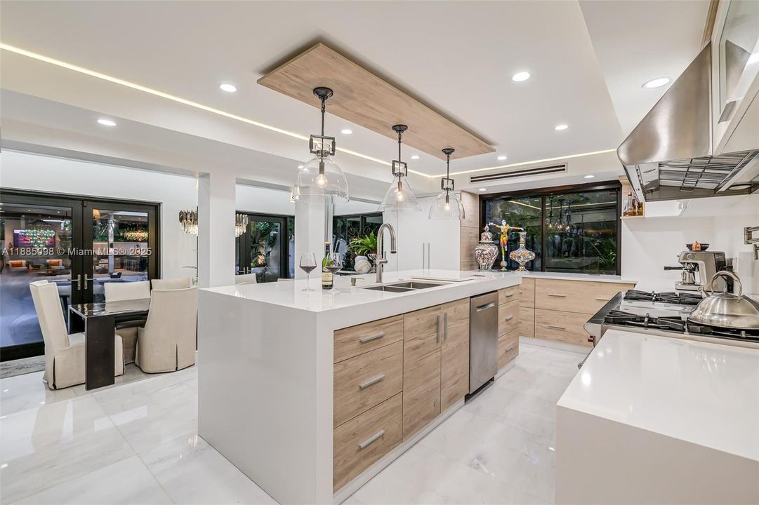 待售: $3,800,000 (4 贝兹, 4 浴室, 2466 平方英尺)