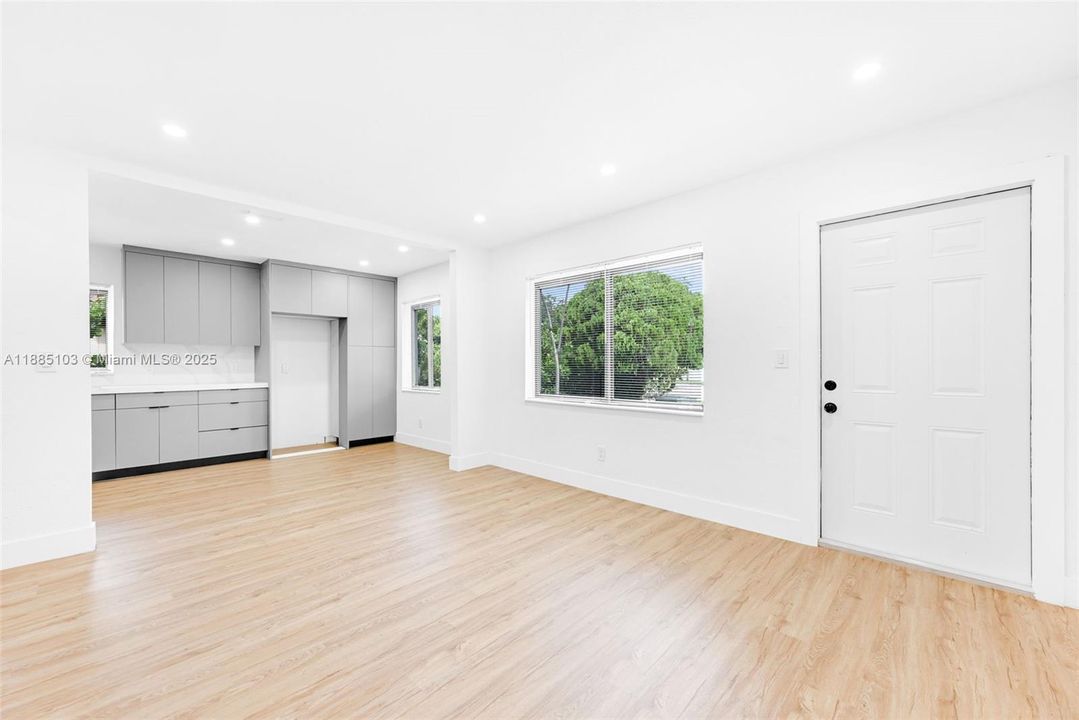 合同活跃: $535,000 (3 贝兹, 2 浴室, 1155 平方英尺)