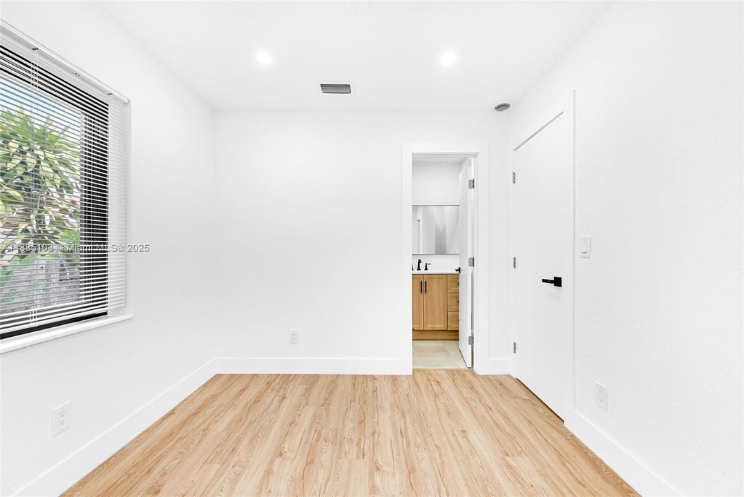 合同活跃: $535,000 (3 贝兹, 2 浴室, 1155 平方英尺)