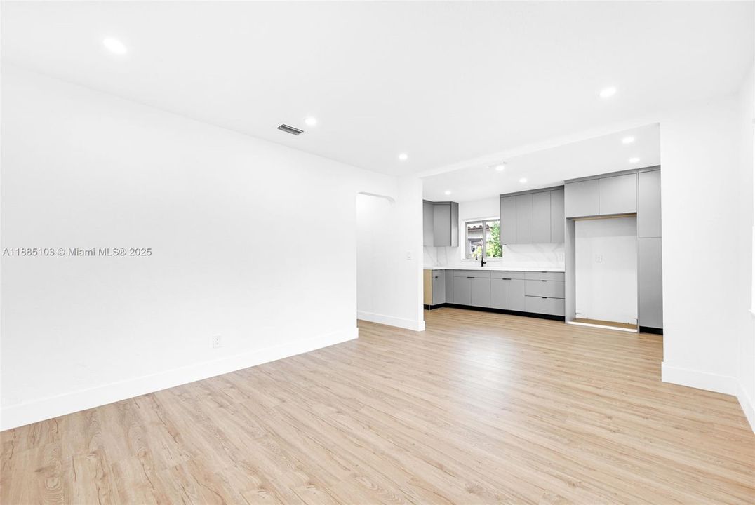 合同活跃: $535,000 (3 贝兹, 2 浴室, 1155 平方英尺)