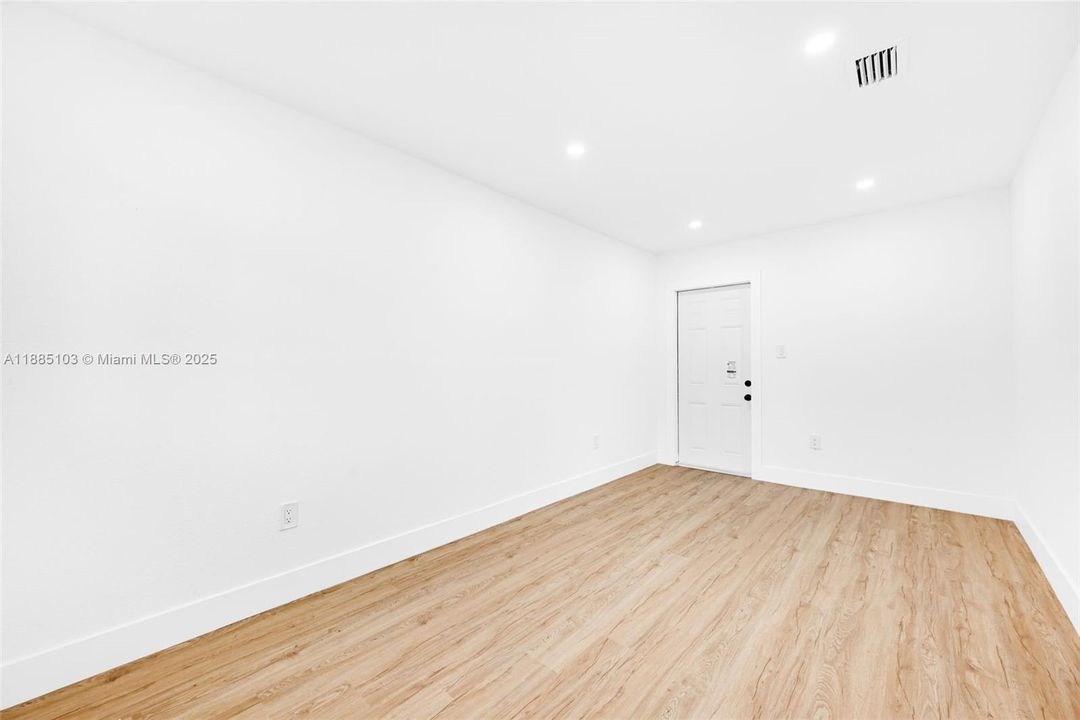 合同活跃: $535,000 (3 贝兹, 2 浴室, 1155 平方英尺)