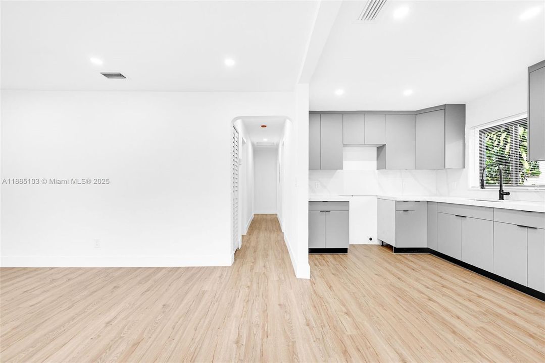 合同活跃: $535,000 (3 贝兹, 2 浴室, 1155 平方英尺)