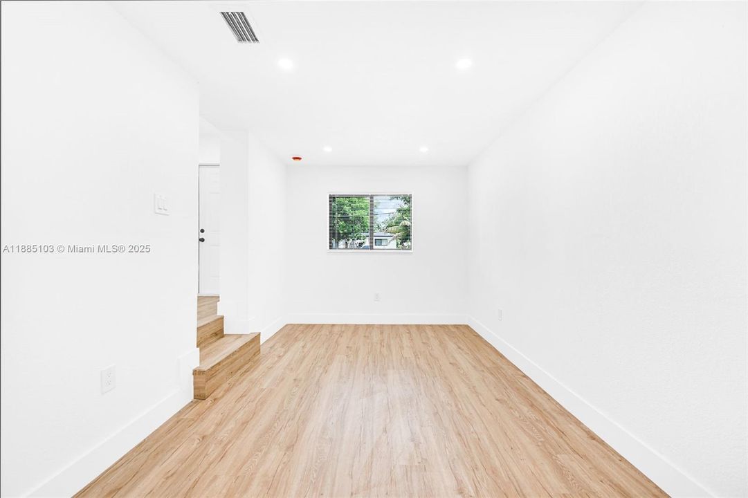 合同活跃: $535,000 (3 贝兹, 2 浴室, 1155 平方英尺)