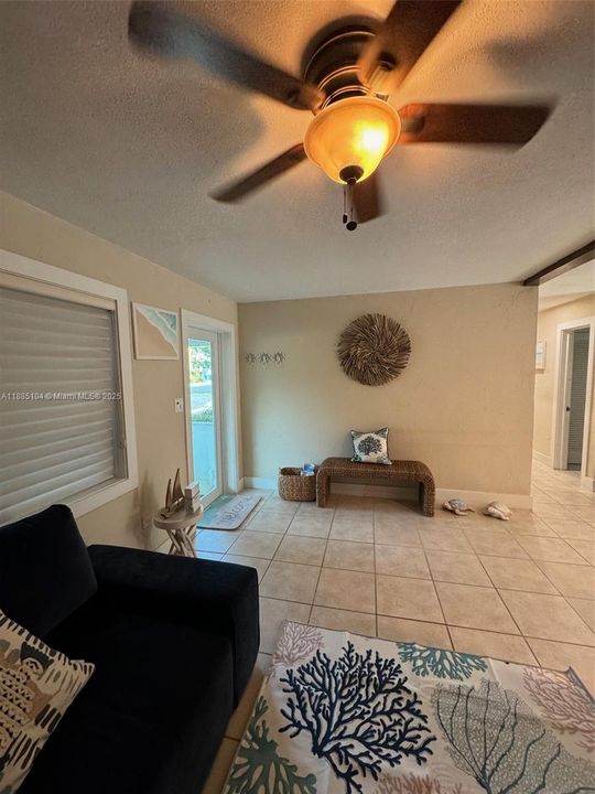 待售: $1,100,000 (3 贝兹, 2 浴室, 1215 平方英尺)