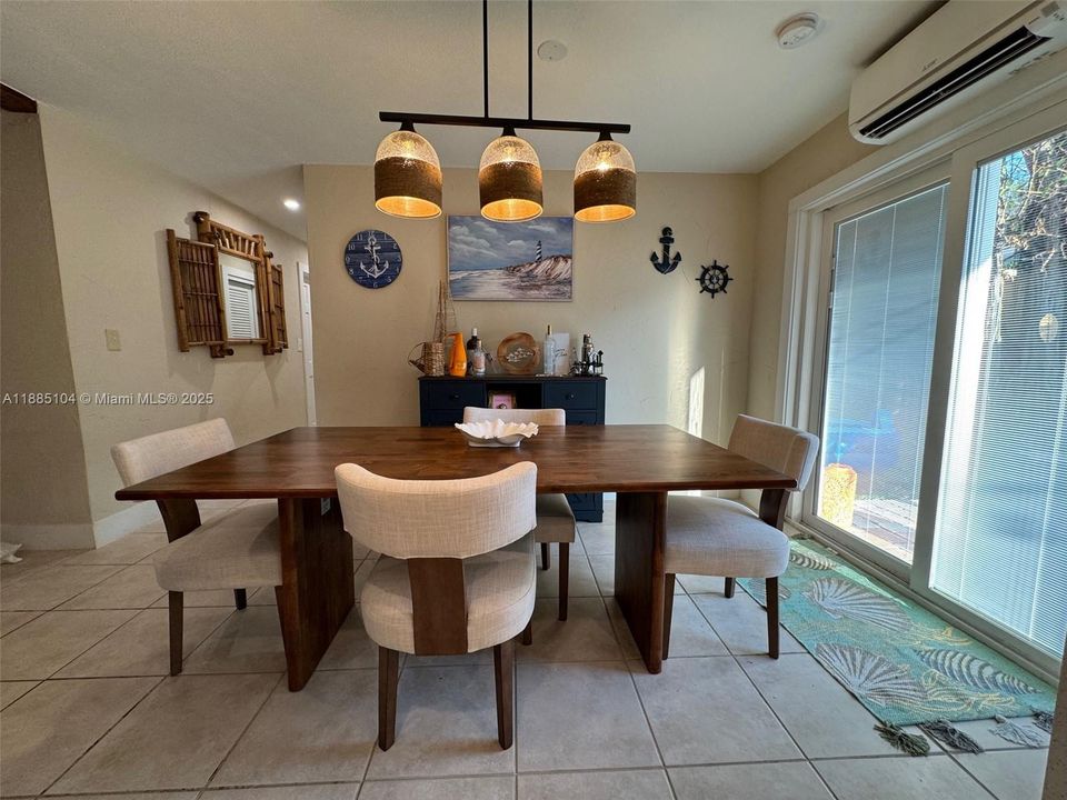 待售: $1,100,000 (3 贝兹, 2 浴室, 1215 平方英尺)