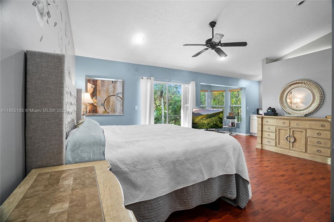 Vendido Recientemente: $679,900 (4 camas, 3 baños, 2680 Pies cuadrados)