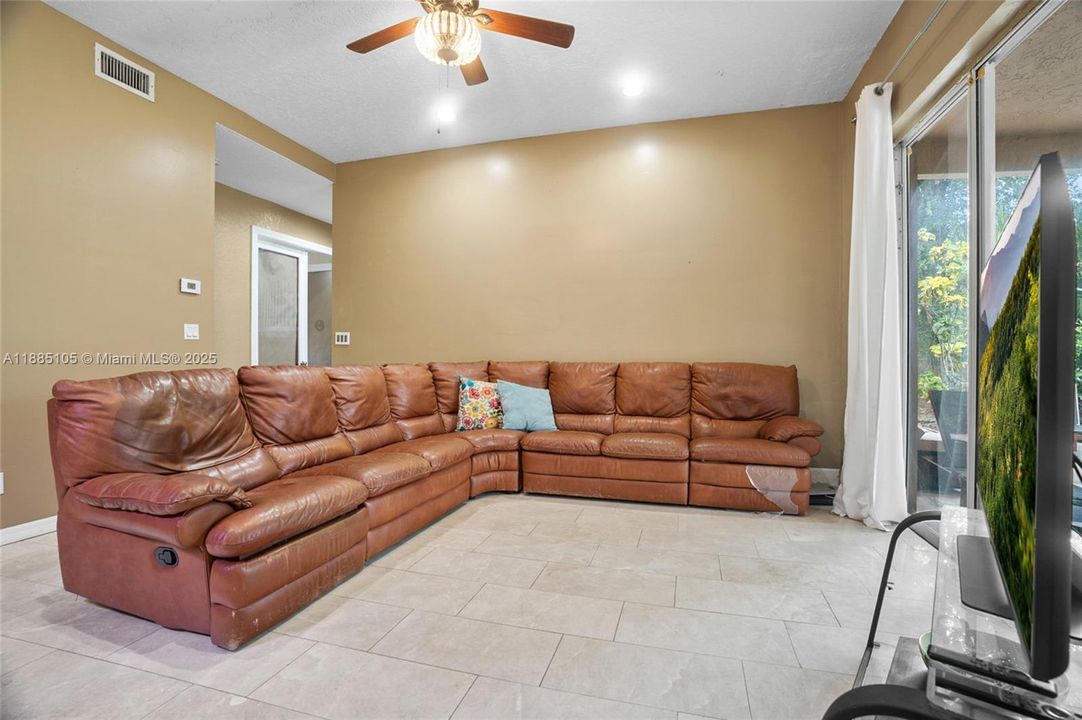 Vendido Recientemente: $679,900 (4 camas, 3 baños, 2680 Pies cuadrados)