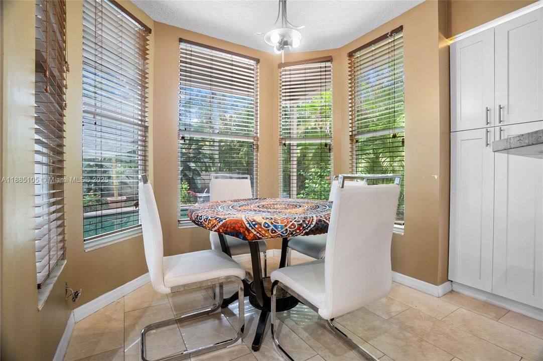 Vendido Recientemente: $679,900 (4 camas, 3 baños, 2680 Pies cuadrados)