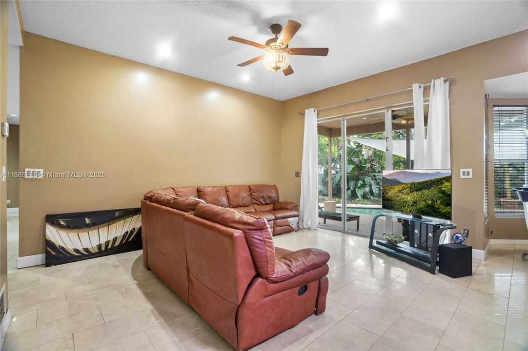 Vendido Recientemente: $679,900 (4 camas, 3 baños, 2680 Pies cuadrados)