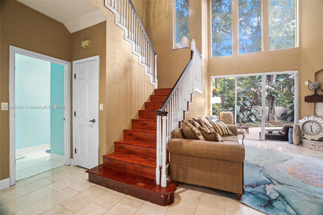 Vendido Recientemente: $679,900 (4 camas, 3 baños, 2680 Pies cuadrados)