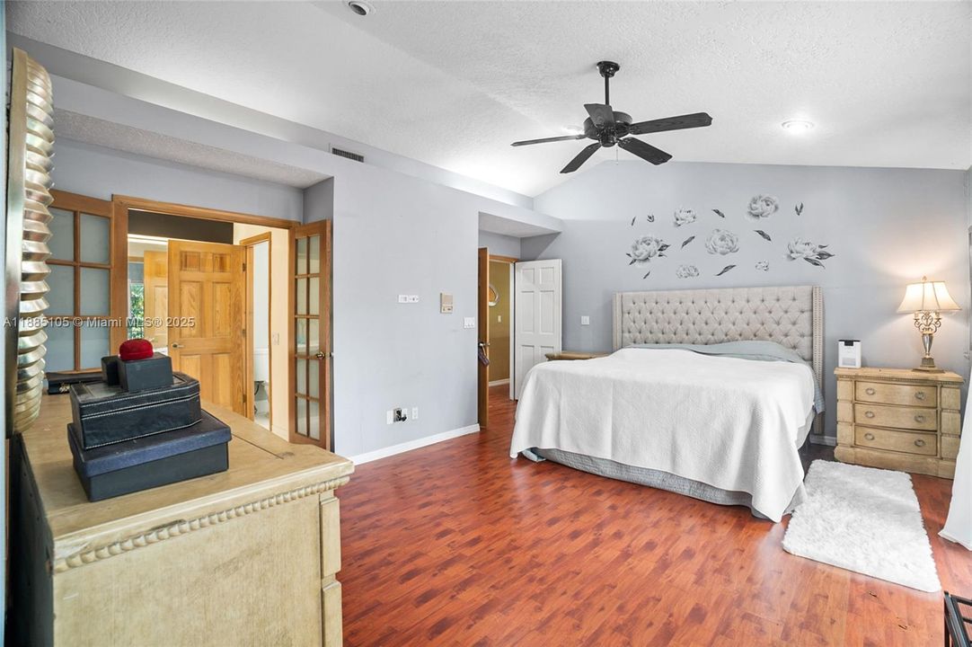 Vendido Recientemente: $679,900 (4 camas, 3 baños, 2680 Pies cuadrados)