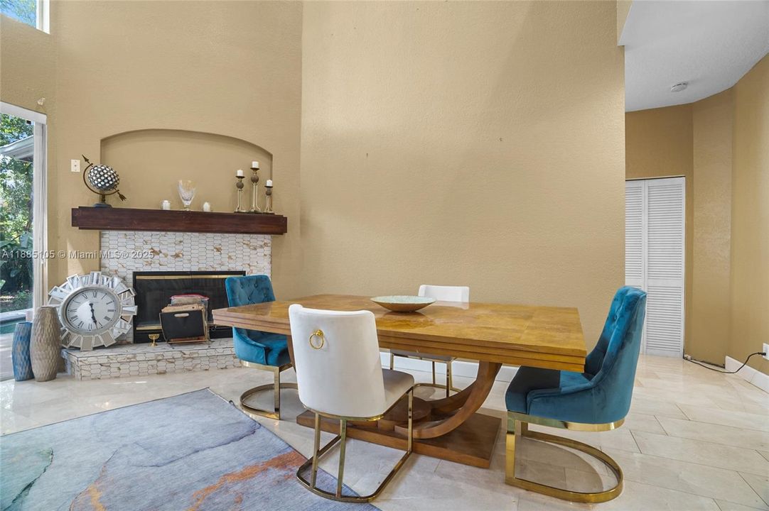 Vendido Recientemente: $679,900 (4 camas, 3 baños, 2680 Pies cuadrados)