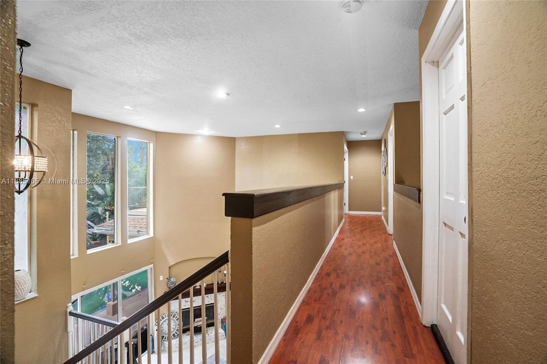 Vendido Recientemente: $679,900 (4 camas, 3 baños, 2680 Pies cuadrados)