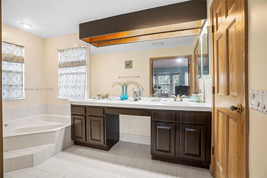 Vendido Recientemente: $679,900 (4 camas, 3 baños, 2680 Pies cuadrados)