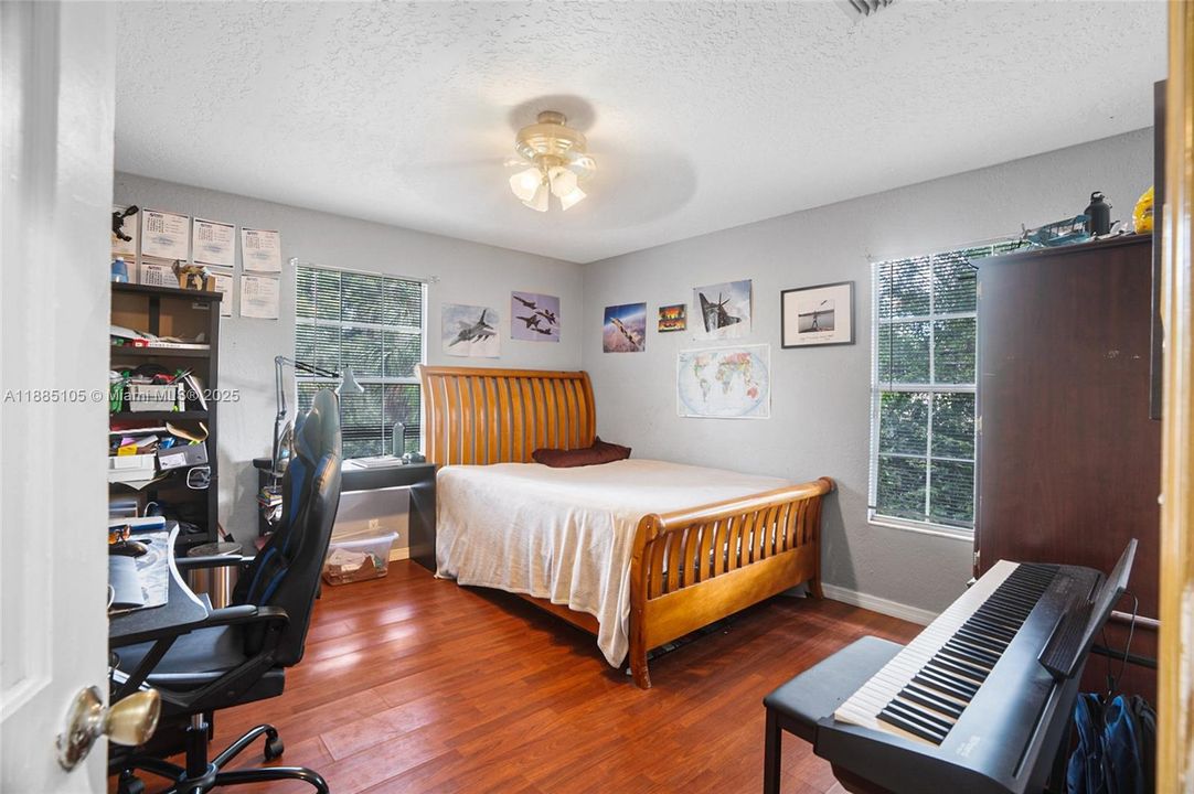 Vendido Recientemente: $679,900 (4 camas, 3 baños, 2680 Pies cuadrados)