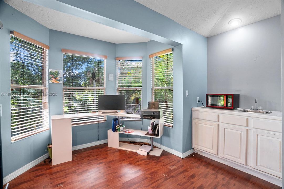 Vendido Recientemente: $679,900 (4 camas, 3 baños, 2680 Pies cuadrados)