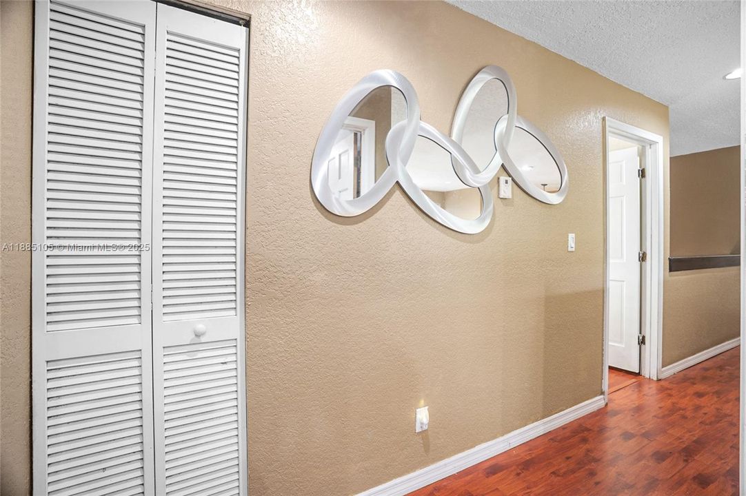 Vendido Recientemente: $679,900 (4 camas, 3 baños, 2680 Pies cuadrados)