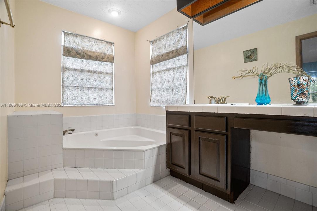 Vendido Recientemente: $679,900 (4 camas, 3 baños, 2680 Pies cuadrados)