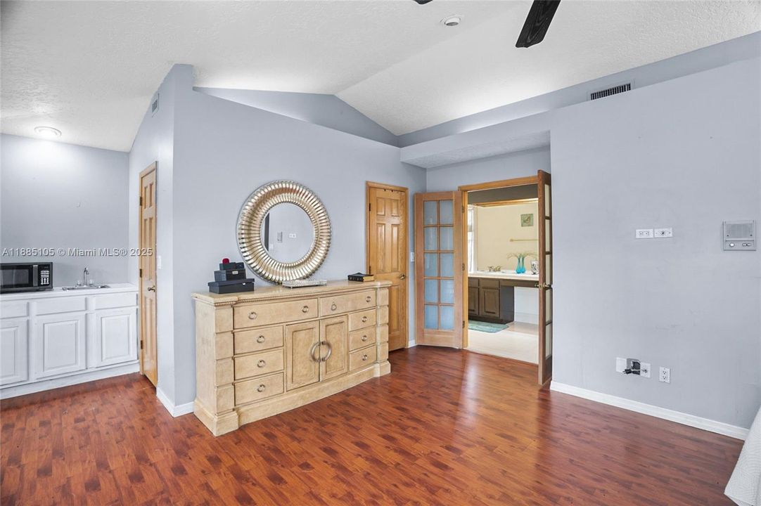 Vendido Recientemente: $679,900 (4 camas, 3 baños, 2680 Pies cuadrados)