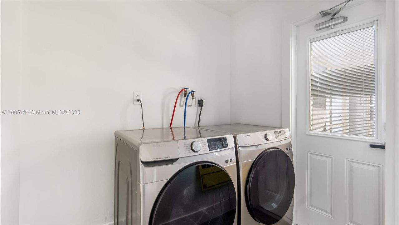 En Venta: $1,090,000 (4 camas, 3 baños, 2196 Pies cuadrados)