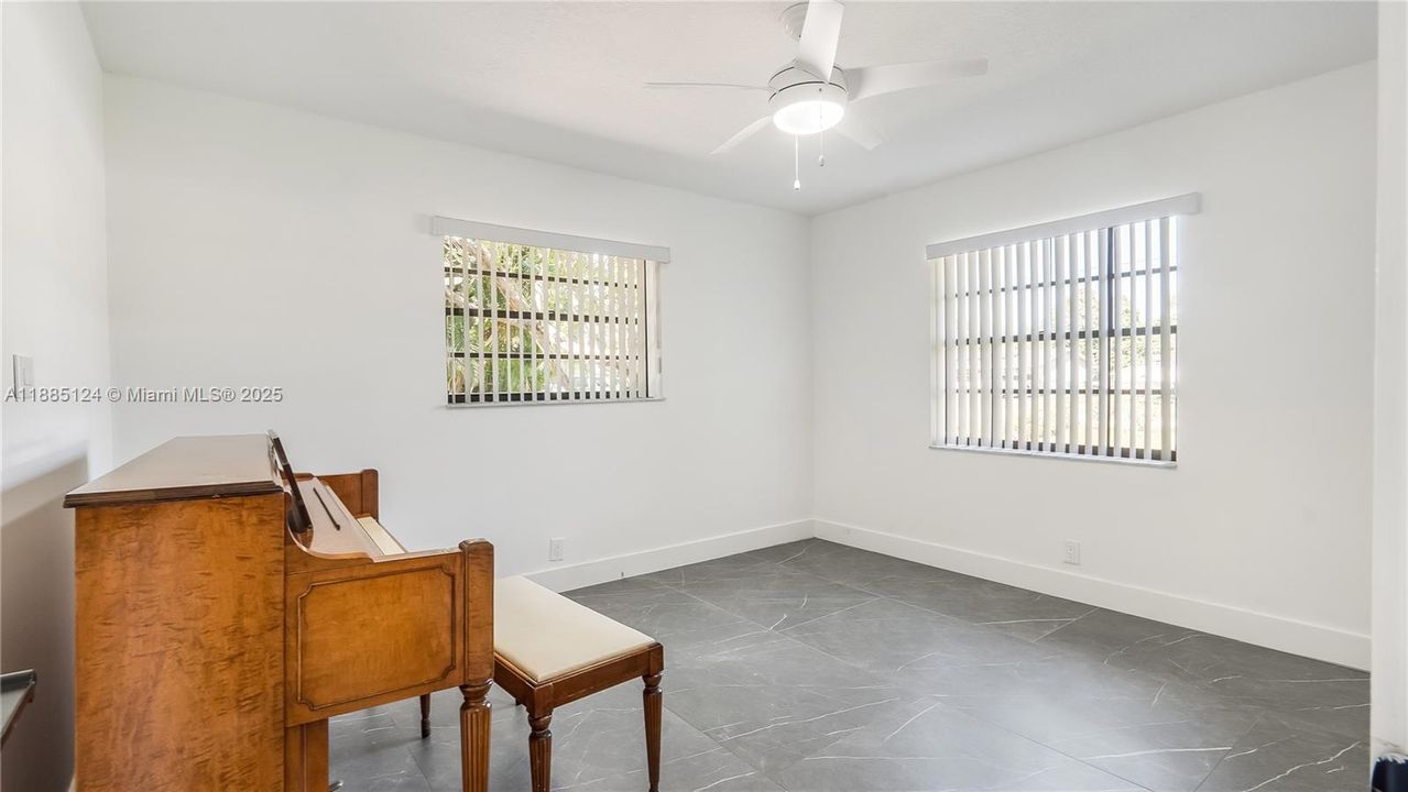 En Venta: $1,090,000 (4 camas, 3 baños, 2196 Pies cuadrados)