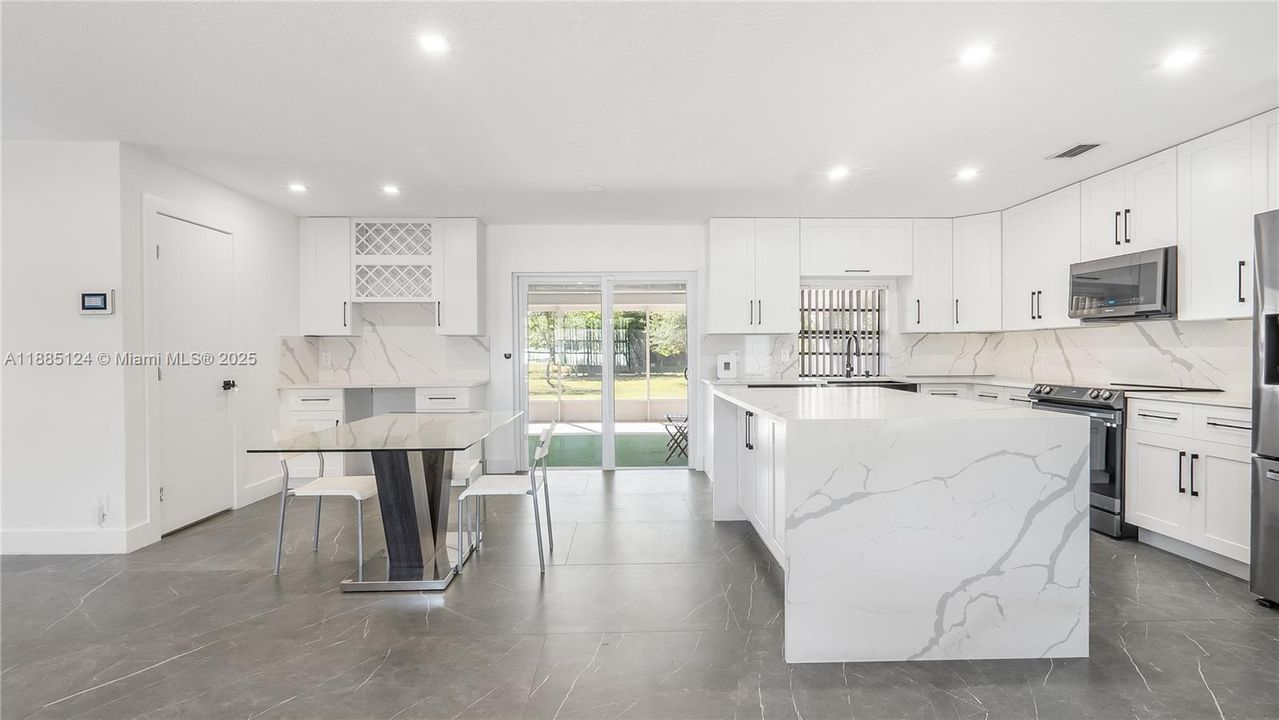 En Venta: $1,090,000 (4 camas, 3 baños, 2196 Pies cuadrados)