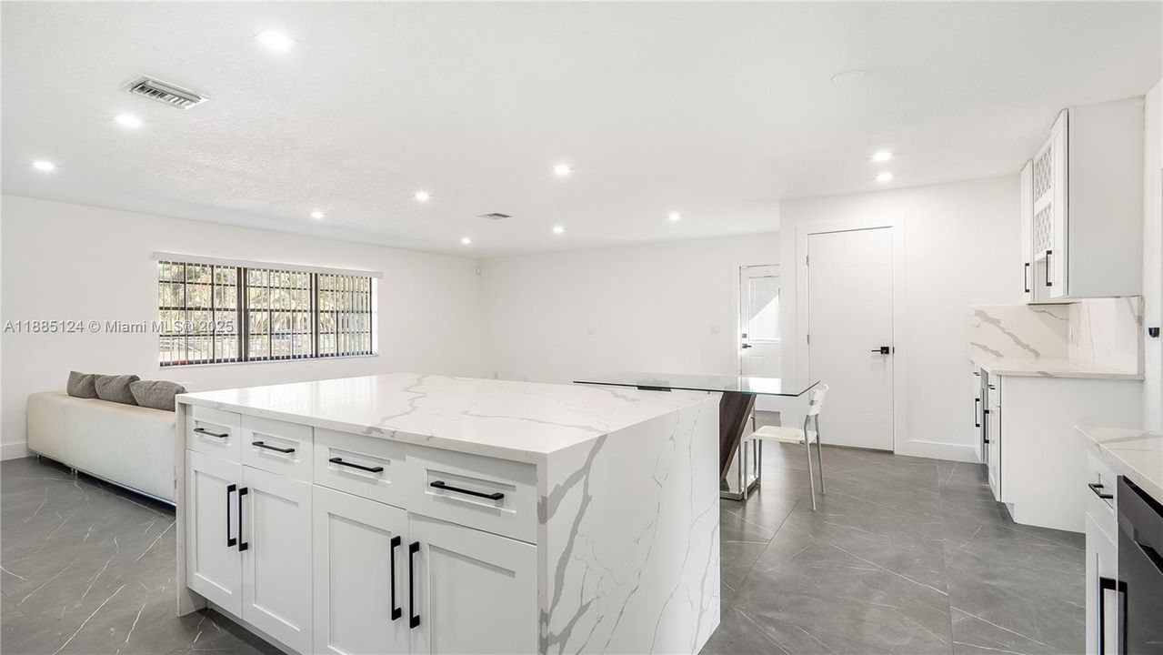 En Venta: $1,090,000 (4 camas, 3 baños, 2196 Pies cuadrados)