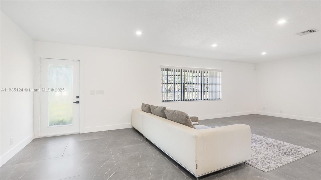 En Venta: $1,090,000 (4 camas, 3 baños, 2196 Pies cuadrados)