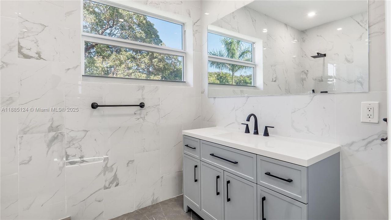 En Venta: $1,090,000 (4 camas, 3 baños, 2196 Pies cuadrados)