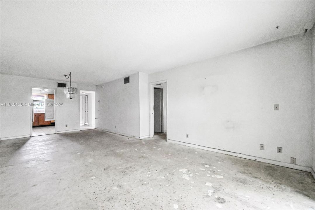 For Sale: $110,000 (2 beds, 2 baths, 950 Square Feet)