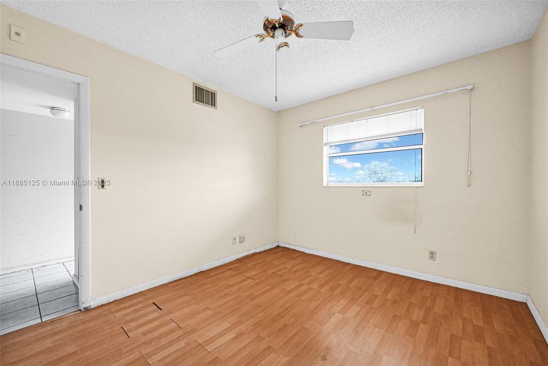 For Sale: $110,000 (2 beds, 2 baths, 950 Square Feet)