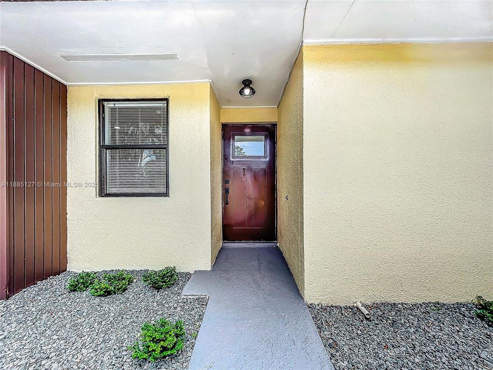 Activo con contrato: $3,300 (3 camas, 2 baños, 933 Pies cuadrados)