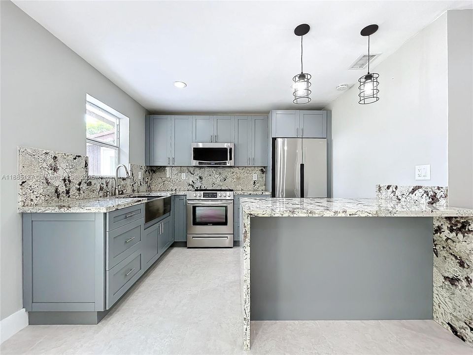 Activo con contrato: $3,300 (3 camas, 2 baños, 933 Pies cuadrados)